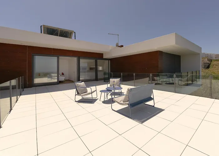 Poolside & Seaview * Lourinha (Lisbon)