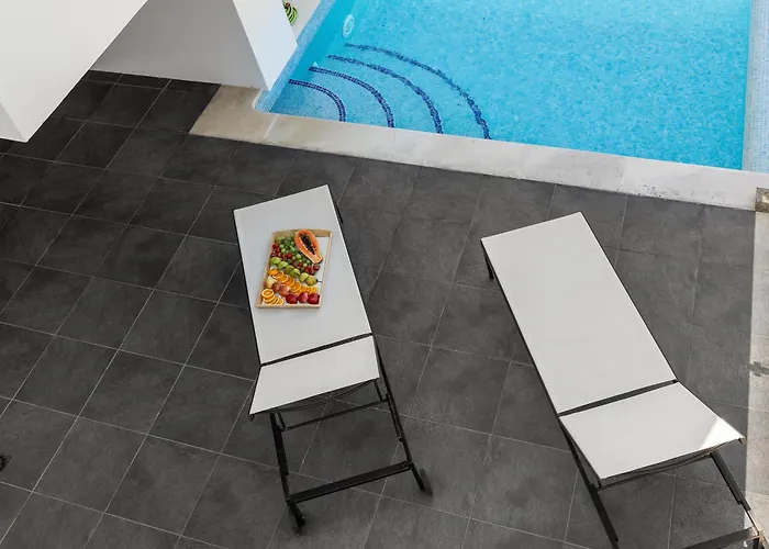 Poolside & Seaview * Lourinha (Lisbon)