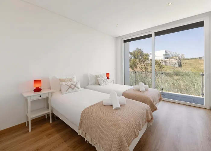 Poolside & Seaview Lourinhã